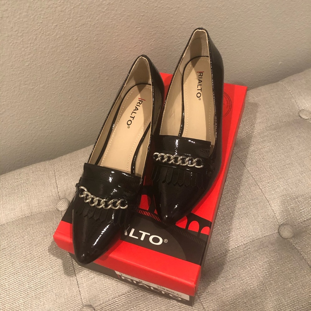 Rialto Black/Patent Loafers with Chain Detail sz 7